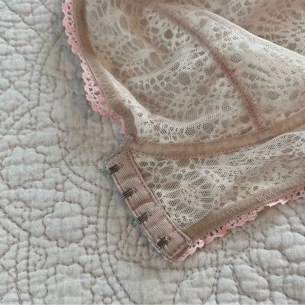 Victoria’s Secret: Double Lined White Front Clasp Lace Bralette Size Large - Picture 7 of 9